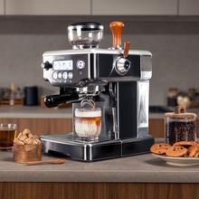 Power Espresso 20 Barista Steel & Grind Barista-Siebträgermaschine mit 20 Bar Pumpendruck, integriertem Kegelmahlwerk, Dampfrohr, Pre-Infusionssystem und einem dualen Thermoblock-Heizsystem.