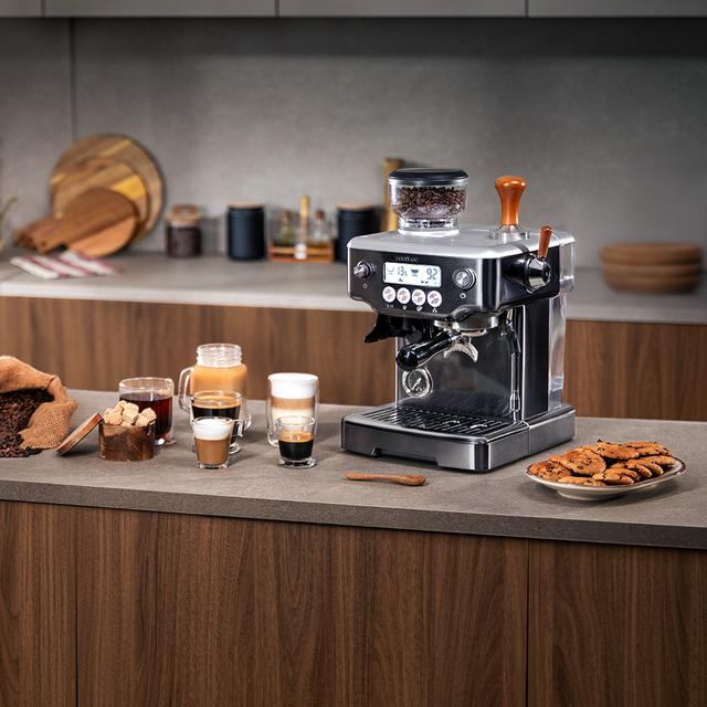 Power Espresso 20 Barista Steel & Grind Barista-Siebträgermaschine mit 20 Bar Pumpendruck, integriertem Kegelmahlwerk, Dampfrohr, Pre-Infusionssystem und einem dualen Thermoblock-Heizsystem.