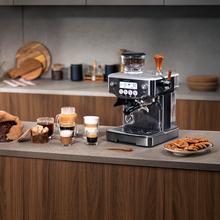 Power Espresso 20 Barista Steel & Grind Barista-Siebträgermaschine mit 20 Bar Pumpendruck, integriertem Kegelmahlwerk, Dampfrohr, Pre-Infusionssystem und einem dualen Thermoblock-Heizsystem.