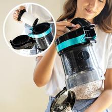 Conga Rocksta Cyclonic Plus Aspirador de trineo sin bolsa con una potencia de 800 W. Cuenta con un depósito de gran capacidad de hasta 2 litros, equipado con filtro HEPA para una mejor purificación del aire. Incluye un tubo telescópico metálico ajustable y accesorios diseñados especialmente para limpiar muebles y esquinas, facilitando la limpieza de las zonas más difíciles de alcanzar.