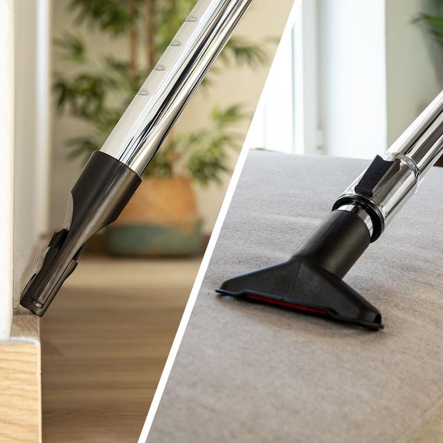 Conga Rocksta Cyclonic Plus Aspirador de trineo sin bolsa con una potencia de 800 W. Cuenta con un depósito de gran capacidad de hasta 2 litros, equipado con filtro HEPA para una mejor purificación del aire. Incluye un tubo telescópico metálico ajustable y accesorios diseñados especialmente para limpiar muebles y esquinas, facilitando la limpieza de las zonas más difíciles de alcanzar.
