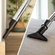 Conga Rocksta Cyclonic Plus Aspirador de trineo sin bolsa con una potencia de 800 W. Cuenta con un depósito de gran capacidad de hasta 2 litros, equipado con filtro HEPA para una mejor purificación del aire. Incluye un tubo telescópico metálico ajustable y accesorios diseñados especialmente para limpiar muebles y esquinas, facilitando la limpieza de las zonas más difíciles de alcanzar.