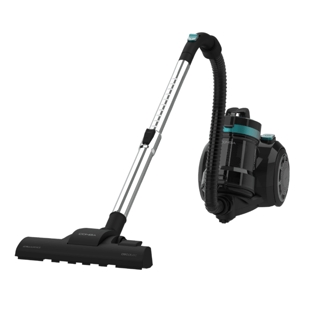 Conga Rocksta Cyclonic Plus Aspirador de trineo sin bolsa con una potencia de 800 W. Cuenta con un depósito de gran capacidad de hasta 2 litros, equipado con filtro HEPA para una mejor purificación del aire. Incluye un tubo telescópico metálico ajustable y accesorios diseñados especialmente para limpiar muebles y esquinas, facilitando la limpieza de las zonas más difíciles de alcanzar.