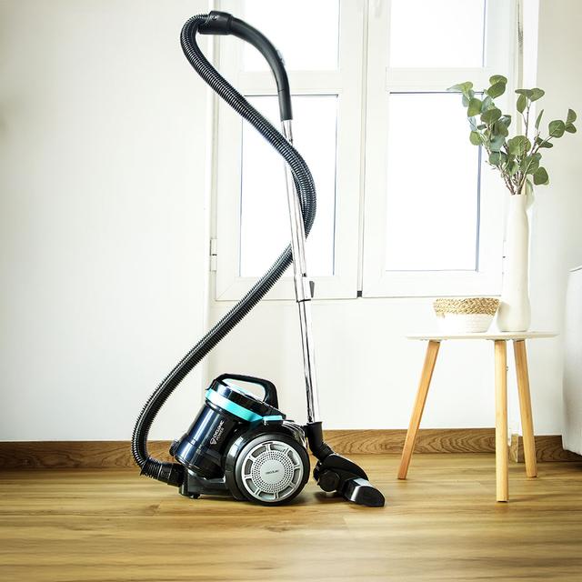 Conga Rocksta Cyclonic Plus Aspirador de trineo sin bolsa con una potencia de 800 W. Cuenta con un depósito de gran capacidad de hasta 2 litros, equipado con filtro HEPA para una mejor purificación del aire. Incluye un tubo telescópico metálico ajustable y accesorios diseñados especialmente para limpiar muebles y esquinas, facilitando la limpieza de las zonas más difíciles de alcanzar.