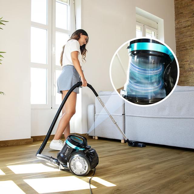 Conga Rocksta Cyclonic Plus Aspirador de trineo sin bolsa con una potencia de 800 W. Cuenta con un depósito de gran capacidad de hasta 2 litros, equipado con filtro HEPA para una mejor purificación del aire. Incluye un tubo telescópico metálico ajustable y accesorios diseñados especialmente para limpiar muebles y esquinas, facilitando la limpieza de las zonas más difíciles de alcanzar.