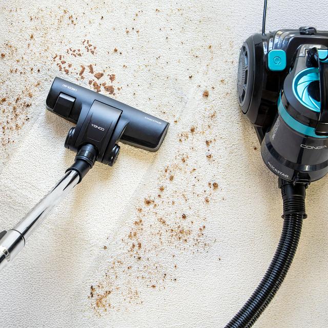Conga Rocksta Cyclonic Plus Aspirador de trineo sin bolsa con una potencia de 800 W. Cuenta con un depósito de gran capacidad de hasta 2 litros, equipado con filtro HEPA para una mejor purificación del aire. Incluye un tubo telescópico metálico ajustable y accesorios diseñados especialmente para limpiar muebles y esquinas, facilitando la limpieza de las zonas más difíciles de alcanzar.