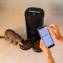 Pumba 8600 Double Meal Vision Distributeur automatique de nourriture pour animaux de compagnie avec deux bols, contrôle via Wi-Fi, caméra, enregistreur vocal, capacité de 7 litres et contrôle des portions.