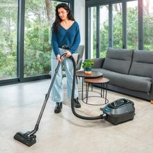 Conga Powerbag 5000 ProStyle Aspirador de trineo con bolsa. Aspira con potencia de 890 W, depósito de 5 L, filtro HEPA y control digital para limpiar a fondo cualquier superficie. Incluye accesorios, función soplador y diseño ergonómico para máxima comodidad.