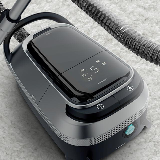 Conga Powerbag 5000 ProStyle Aspirapolvere a traino con sacchetto. Aspiratore con potenza di 890 W, serbatoio da 5 L, filtro HEPA e controllo digitale per una pulizia accurata di qualsiasi superficie. Include accessori, funzione soffiatore e design ergonomico per il massimo comfort.