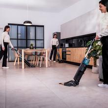 Freego S10 Nova Fregona eléctrica que friega y aspira simultáneamente para una limpieza rápida y profunda. Tiene tres modos de uso y un motor silencioso y potente. Su base de autolimpieza y larga autonomía facilitan el mantenimiento y uso.