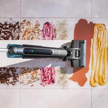 Freego S10 Nova Fregona eléctrica que friega y aspira simultáneamente para una limpieza rápida y profunda. Tiene tres modos de uso y un motor silencioso y potente. Su base de autolimpieza y larga autonomía facilitan el mantenimiento y uso.