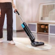 Freego S10 Nova Fregona eléctrica que friega y aspira simultáneamente para una limpieza rápida y profunda. Tiene tres modos de uso y un motor silencioso y potente. Su base de autolimpieza y larga autonomía facilitan el mantenimiento y uso.