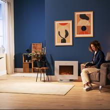 ReadyWarm 2710 Design Flames White Chimenea eléctrica decorativa de 26” con máxima potencia de 2000 W. Dos intensidades 1000 W y 2000 W. Mando a distancia. Panel plano de cristal templado. Llama independiente y ajustable. Temporizador semanal. Sensor de puerta abierta.