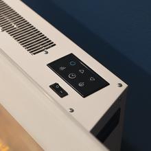 ReadyWarm 2710 Design Flames White Chimenea eléctrica decorativa de 26” con máxima potencia de 2000 W. Dos intensidades 1000 W y 2000 W. Mando a distancia. Panel plano de cristal templado. Llama independiente y ajustable. Temporizador semanal. Sensor de puerta abierta.