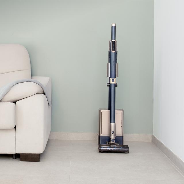 Scoba 3000 Station Aspirapolvere verticale con base a svuotamento automatico.  Motore Digital Brushless da 210 W con potenza di aspirazione di 20 kPa.   Autonomia fino a 40 minuti. Due modalità di aspirazione.  Spazzola Jalisco. Include accessorio 2 in 1 per mobili e/o angoli e accessorio per tappezzeria.