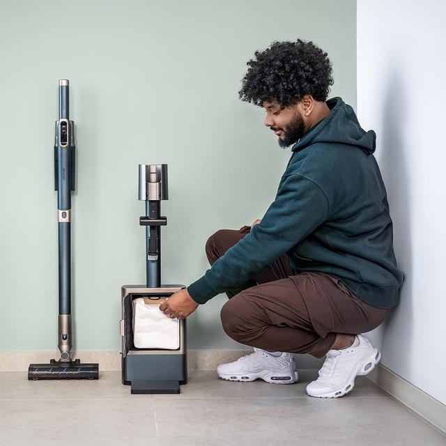 Scoba 3000 Station Aspirapolvere verticale con base a svuotamento automatico.  Motore Digital Brushless da 210 W con potenza di aspirazione di 20 kPa.   Autonomia fino a 40 minuti. Due modalità di aspirazione.  Spazzola Jalisco. Include accessorio 2 in 1 per mobili e/o angoli e accessorio per tappezzeria.