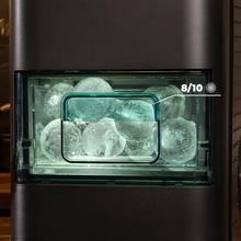 Chillin´Ice Sphere Produce esferas de hielo cristalinas de 55mm en 70 minutos. Capacidad de 8-10 esferas y depósito de agua de 1.2L. Incluye embudo y pinzas. 100W.
