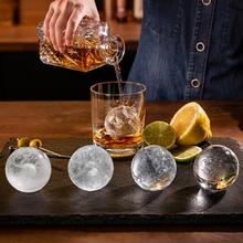 Chillin´Ice Sphere Produce esferas de hielo cristalinas de 55mm en 70 minutos. Capacidad de 8-10 esferas y depósito de agua de 1.2L. Incluye embudo y pinzas. 100W.