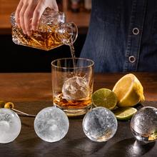 Chillin´Ice Sphere Produce esferas de hielo cristalinas de 55mm en 70 minutos. Capacidad de 8-10 esferas y depósito de agua de 1.2L. Incluye embudo y pinzas. 100W.