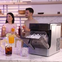 Chillin´Ice 2300 Produziert bis zu 23 kg Eis in 24 Stunden. 1,8-kg-Eisbehälter und 2-L-Wassertank. Kühlsystem mit Kompressor und Luftkühlung.
