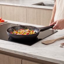 Sartén 24cm, Colección Gourmet+Sartén de 24 cm, apta inducción y todas las cocinas. Construcción de aluminio fundido de 5,5mm con fondo termodifusor encapsulado. Triple capa de revestimiento antiadherente ILAG de la mejor calidad libre de PFOAs.