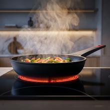 Sartén 28cm, Colección Gourmet+Sartén de 28 cm, apta inducción y todas las cocinas. Construcción de aluminio fundido de 5,5mm con fondo termodifusor encapsulado. Triple capa de revestimiento antiadherente ILAG de la mejor calidad libre de PFOAs.