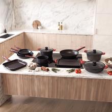 Set sartenes de 20, 24 y 28cm, Colección Gourmet+Set de sartenes 20cm, 24cm y 28cm, aptas inducción y todas las cocinas. Construcción de aluminio fundido de 5,5mm con fondo termodifusor encapsulado. Triple capa de revestimiento antiadherente ILAG de la mejor calidad libre de PFOAs.