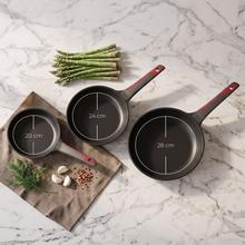 Set sartenes de 20, 24 y 28cm, Colección Gourmet+Set de sartenes 20cm, 24cm y 28cm, aptas inducción y todas las cocinas. Construcción de aluminio fundido de 5,5mm con fondo termodifusor encapsulado. Triple capa de revestimiento antiadherente ILAG de la mejor calidad libre de PFOAs.