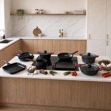 Cacerola alta 20cm, Colección GourmetCacerola de 20 cm, apta inducción y todas las cocinas. Construcción de aluminio fundido de 5,5mm con fondo termodifusor encapsulado. Triple capa de revestimiento antiadherente ILAG de la mejor calidad libre de PFOAs.
