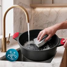 Cacerola alta 20cm, Colección GourmetCacerola de 20 cm, apta inducción y todas las cocinas. Construcción de aluminio fundido de 5,5mm con fondo termodifusor encapsulado. Triple capa de revestimiento antiadherente ILAG de la mejor calidad libre de PFOAs.