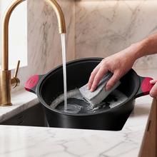 Cacerola alta 24cm, Colección GourmetCacerola de 24 cm, apta inducción y todas las cocinas. Construcción de aluminio fundido de 5,5mm con fondo termodifusor encapsulado. Triple capa de revestimiento antiadherente ILAG de la mejor calidad libre de PFOAs.
