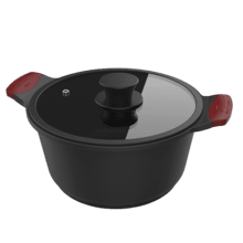 Caçarola de 24 cm de altura, Coleção Gourmet. Esta caçarola de 24 cm em alumínio fundido é a escolha perfeita para cozinhar de forma versátil e eficiente. Sua construção antiaderente de três camadas oferece durabilidade excepcional e distribuição uniforme de calor. O revestimento antiaderente ILAG Ultimate Protect Pro garante um cozimento sem grudar e facilita a limpeza. Compatível com todos os tipos de fogão, possui base de 5,5 mm de espessura e design ergonômico.