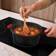 Cacerola alta 24cm, Colección GourmetCacerola de 24 cm, apta inducción y todas las cocinas. Construcción de aluminio fundido de 5,5mm con fondo termodifusor encapsulado. Triple capa de revestimiento antiadherente ILAG de la mejor calidad libre de PFOAs.