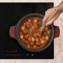 Cacerola alta 24cm, Colección GourmetCacerola de 24 cm, apta inducción y todas las cocinas. Construcción de aluminio fundido de 5,5mm con fondo termodifusor encapsulado. Triple capa de revestimiento antiadherente ILAG de la mejor calidad libre de PFOAs.