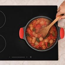Cacerola baja 28cm, Colección GourmetCacerola de 28 cm, apta inducción y todas las cocinas. Construcción de aluminio fundido de 5,5mm con fondo termodifusor encapsulado. Triple capa de revestimiento antiadherente ILAG de la mejor calidad libre de PFOAs.