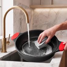 Cacerola baja 28cm, Colección GourmetCacerola de 28 cm, apta inducción y todas las cocinas. Construcción de aluminio fundido de 5,5mm con fondo termodifusor encapsulado. Triple capa de revestimiento antiadherente ILAG de la mejor calidad libre de PFOAs.