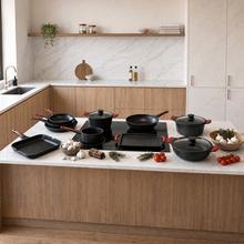 Cazo 16cm, Colección Gourmet+Cazo de 16 cm, apta inducción y todas las cocinas. Construcción de aluminio fundido de 5,5mm con fondo termodifusor encapsulado. Triple capa de revestimiento antiadherente ILAG de la mejor calidad libre de PFOAs.