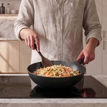 Wok 28cm, Colección Gourmet+Wok de 28 cm, apta inducción y todas las cocinas. Construcción de aluminio fundido de 5,5mm con fondo termodifusor encapsulado. Triple capa de revestimiento antiadherente ILAG de la mejor calidad libre de PFOAs.