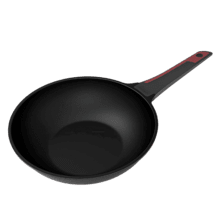 Wok Diecast de 28 cm (Gourmet+): triple capa antiadherente para máxima durabilidad y eficiencia térmica. Revestimiento ILAG Ultimate Protect Pro para cocinar sin adherencias y limpiar fácilmente. Apto para todo tipo de cocinas, incluida inducción; base de 5,5 mm para un reparto uniforme del calor. Mango ergonómico y acabado profesional.