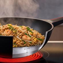 Wok 28cm, Colección Gourmet+Wok de 28 cm, apta inducción y todas las cocinas. Construcción de aluminio fundido de 5,5mm con fondo termodifusor encapsulado. Triple capa de revestimiento antiadherente ILAG de la mejor calidad libre de PFOAs.