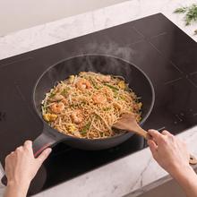 Wok 28cm, Colección Gourmet+Wok de 28 cm, apta inducción y todas las cocinas. Construcción de aluminio fundido de 5,5mm con fondo termodifusor encapsulado. Triple capa de revestimiento antiadherente ILAG de la mejor calidad libre de PFOAs.