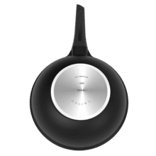 Wok Diecast de 28 cm (Gourmet+): triple capa antiadherente para máxima durabilidad y eficiencia térmica. Revestimiento ILAG Ultimate Protect Pro para cocinar sin adherencias y limpiar fácilmente. Apto para todo tipo de cocinas, incluida inducción; base de 5,5 mm para un reparto uniforme del calor. Mango ergonómico y acabado profesional.
