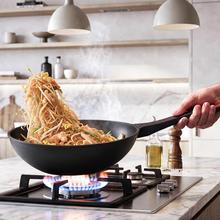 Wok 28cm, Colección Gourmet+Wok de 28 cm, apta inducción y todas las cocinas. Construcción de aluminio fundido de 5,5mm con fondo termodifusor encapsulado. Triple capa de revestimiento antiadherente ILAG de la mejor calidad libre de PFOAs.