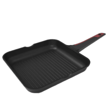 Grelha de alumínio fundido de 28 cm (Gourmet+): Revestimento triplo antiaderente para máxima durabilidade e eficiência térmica. Revestimento ILAG Ultimate Protect Pro para cozinhar sem grudar e facilitar a limpeza. Adequada para todos os tipos de fogão, incluindo indução; base de 5,5 mm de espessura para distribuição uniforme do calor. Cabo ergonômico e acabamento profissional.