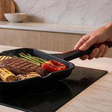 Parrilla Grill 28cm, Colección Gourmet+Parrilla Gril de 28 cm, apta inducción y todas las cocinas. Construcción de aluminio fundido de 5,5mm con fondo termodifusor encapsulado. Triple capa de revestimiento antiadherente ILAG de la mejor calidad libre de PFOAs.