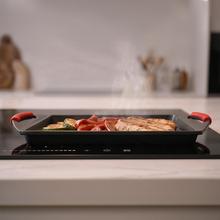 Plancha de asar 40x23cm, Colección Gourmet+Plancha de asar de 40x23cm, apta inducción y todas las cocinas. Construcción de aluminio fundido de 5,5mm con fondo termodifusor encapsulado. Triple capa de revestimiento antiadherente ILAG de la mejor calidad libre de PFOAs.