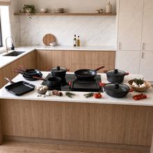 Plancha de asar 40x23cm, Colección Gourmet+Plancha de asar de 40x23cm, apta inducción y todas las cocinas. Construcción de aluminio fundido de 5,5mm con fondo termodifusor encapsulado. Triple capa de revestimiento antiadherente ILAG de la mejor calidad libre de PFOAs.