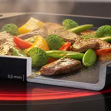 Plancha de asar 40x23cm, Colección Gourmet+Plancha de asar de 40x23cm, apta inducción y todas las cocinas. Construcción de aluminio fundido de 5,5mm con fondo termodifusor encapsulado. Triple capa de revestimiento antiadherente ILAG de la mejor calidad libre de PFOAs.