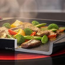 Plancha de asar 40x23cm, Colección Gourmet+Plancha de asar de 40x23cm, apta inducción y todas las cocinas. Construcción de aluminio fundido de 5,5mm con fondo termodifusor encapsulado. Triple capa de revestimiento antiadherente ILAG de la mejor calidad libre de PFOAs.