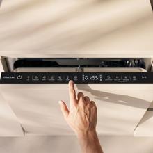 Bolero Aguazero 4570 Full-BI Connected Integrierbarer Geschirrspüler, 45 cm, 11 Maßgedecke, Klasse C, Inverter-Plus-Duo-Motor, 7 Programme, SlidePrecision Pro 90, Touch-Panel, WLAN-Konnektivität, Smart Wash, Auto-Open-Trocknung O2Dry und Super Dry, FloorView Light, Save+, Half Load, AutoClean, Dual Zone Wash, Startzeitvorwahl, verstellbarer Oberkorb und obere Besteckschublade.